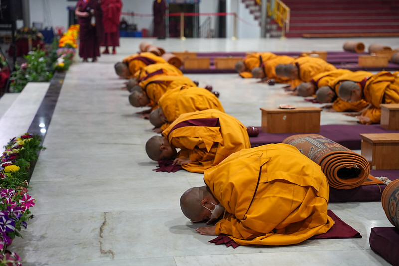 དགེ་འདུན་པ་རྣམས་ལ་སྤྱོད་ལམ་ཟབ་སྦྱོང་སྤྲད་གནང་མཛད་པ།