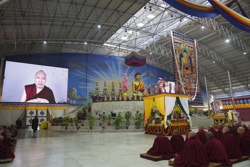 བཀའ་བརྒྱུད་སྨོན་ལམ་ཆེན་མོ་ཐེངས་བཞི་བཅུ་པའི་སྔོན་འགྲོ་གསུང་ཆོས་ཉིན་དང་པོ། 