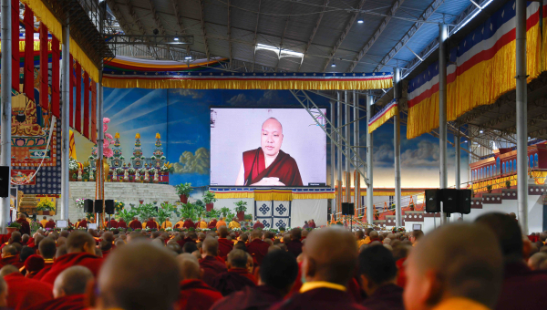 བཀའ་བརྒྱུད་སྨོན་ལམ་ཆེན་མོ་ཐེངས་བཞི་བཅུ་པའི་སྔོན་འགྲོ་གསུང་ཆོས་ཉིན་དང་པོ། 